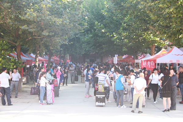 【迎新季】接过你的行囊，我们就是一家人