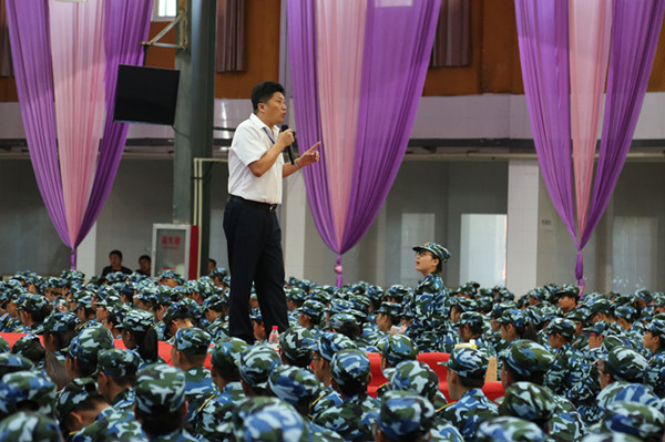 【军训集锦】贺阳集团董事长周虎震为我校新生作励志报告