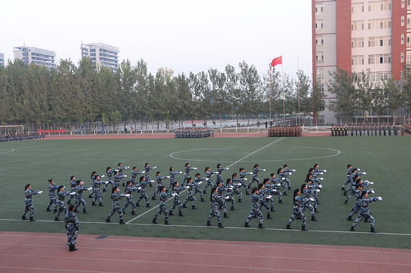 我校样板连队汇操表演赢得喝彩