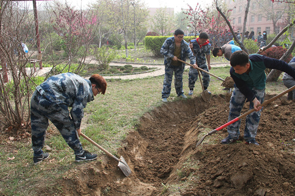 加强水系建设 构建美好校园 ——我校领导及师生共同参与校园水系建设活动