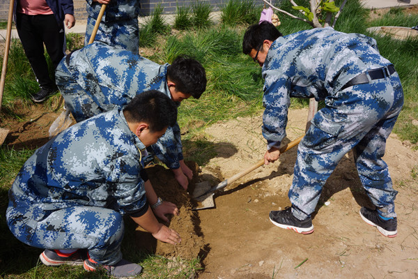 我校师生到贺阳国际中小学参加劳动