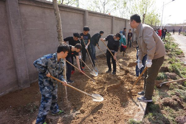 我校师生到贺阳国际中小学参加劳动