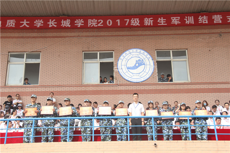 青春无悔 振翅翱翔——我校举行2017级新生军训结营式暨开学典礼
