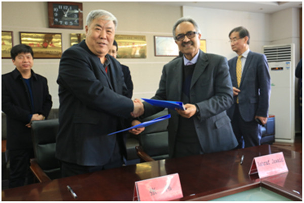 英国贝德福特大学副校长来我校访问双方签订合作办学协议