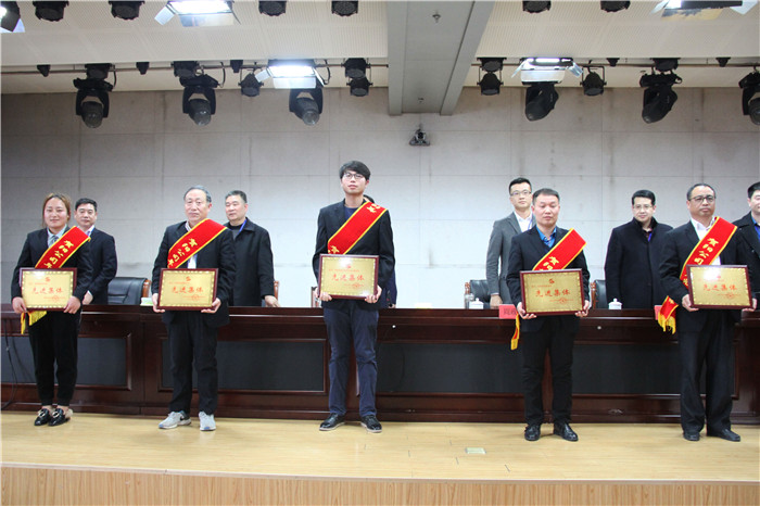 我校12人5个集体荣获贺阳集团表彰