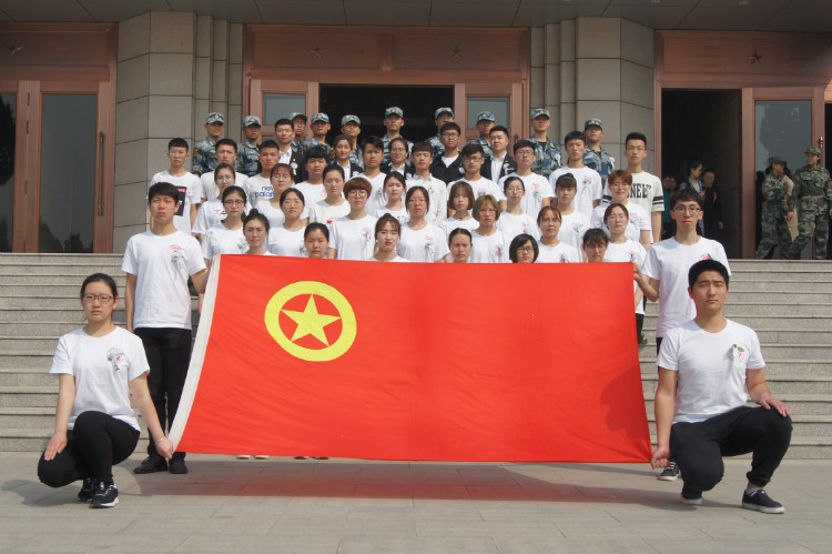 今日神州看奋起 陵园千古慰忠魂 我校组织学生代表陵园扫墓祭奠先烈