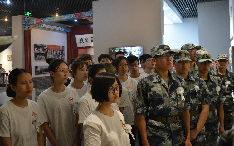 今日神州看奋起 陵园千古慰忠魂 我校组织学生代表陵园扫墓祭奠先烈