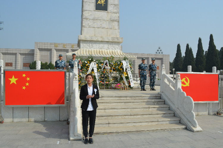 今日神州看奋起 陵园千古慰忠魂 我校组织学生代表陵园扫墓祭奠先烈