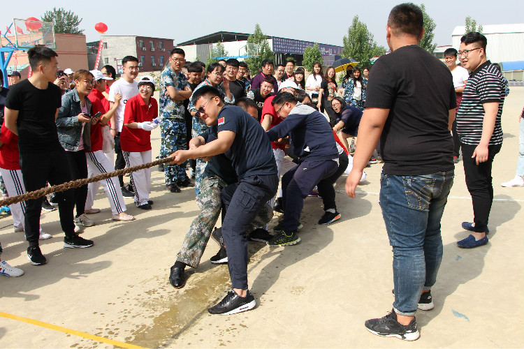 在工作中感受快乐 在运动中拥抱健康 ——我校举办教职工趣味运动会