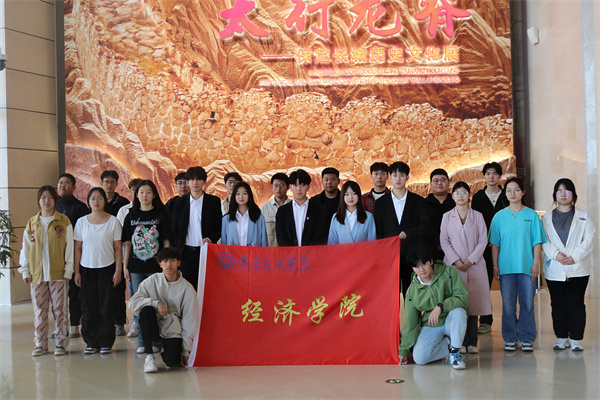 我院组织学生参加保定市博物馆承办的4月23日世界读书日“长城，你好”诗文诵读活动
