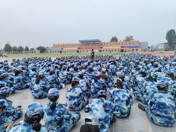 保定理工学院||管理学院||军训进行时，少年何惧骄阳烈 意气风发英姿飒