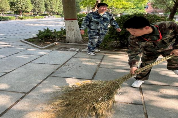 劳动教育|保定理工学院|管理学院|我院开展“垃圾不落地，校园更美丽”校园清洁活动