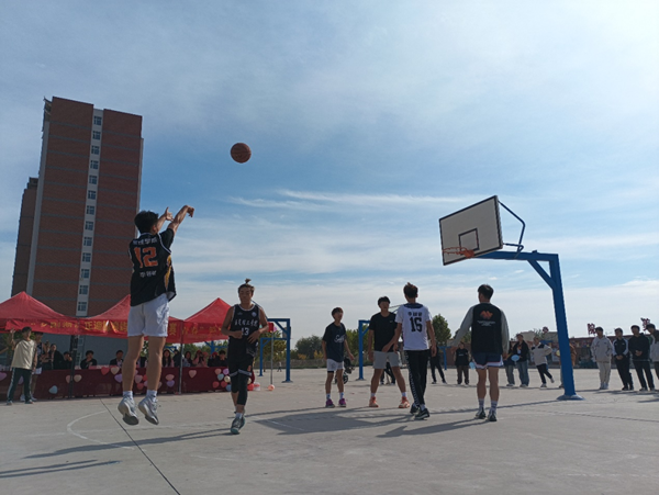 体育|保定理工学院|管理学院|“夕阳渐沉洒热汗，少年不疲逐青春”篮球比赛圆满结束