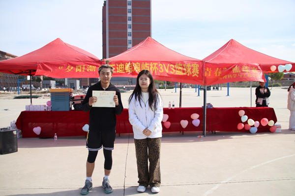 体育|保定理工学院|管理学院|“夕阳渐沉洒热汗，少年不疲逐青春”篮球比赛圆满结束