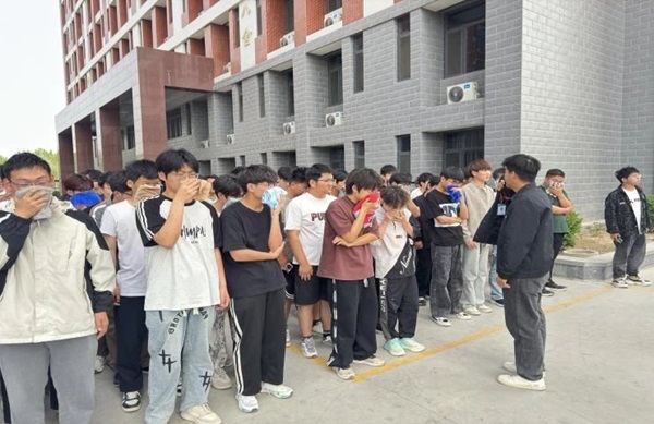 消防演练|保定理工学院|管理学院|生命至上，以练筑防