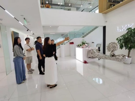 保定理工学院艺术学院教师团队走访洛可可创新设计集团——AI赋能，开启艺术设计校企合作新局