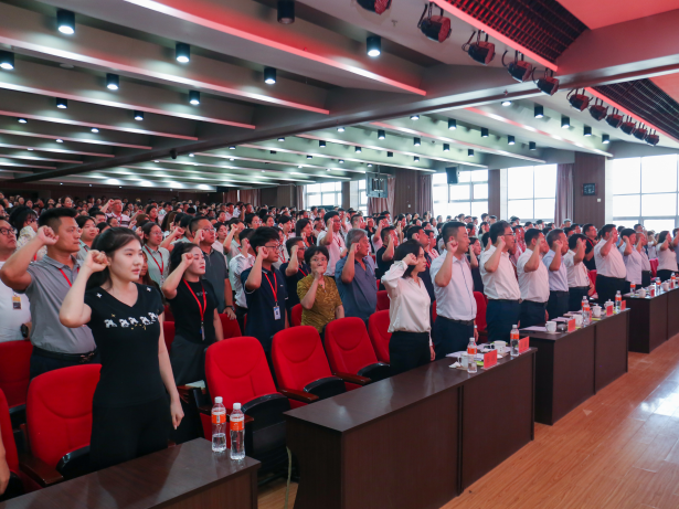 以教育家精神铸魂强师 谱写教育强国建设华章——保定理工学院召开2025年教师节表彰大会暨新入职教师宣誓仪式