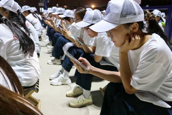 【青春铸魂，歌声献礼】军歌飞扬展风貌，青春聚力筑初心——保定理工学院经济学院军训拉歌活动圆满举行