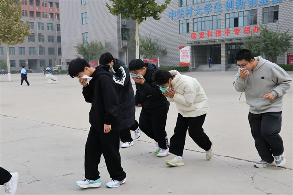 【火海砺行，安全筑基】康复医学院联合经济学院开展2025级新生消防逃生演练活动