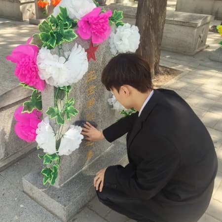 “致敬革命先烈，让信仰之光在清明闪耀”