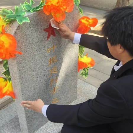 “致敬革命先烈，让信仰之光在清明闪耀”