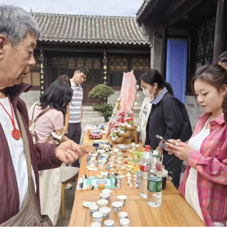 “古建承文脉，巧手庆华诞”