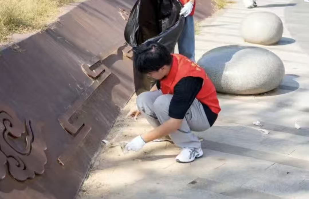 扮靓南湖景——保定理工学院志愿者开展环境维护活动