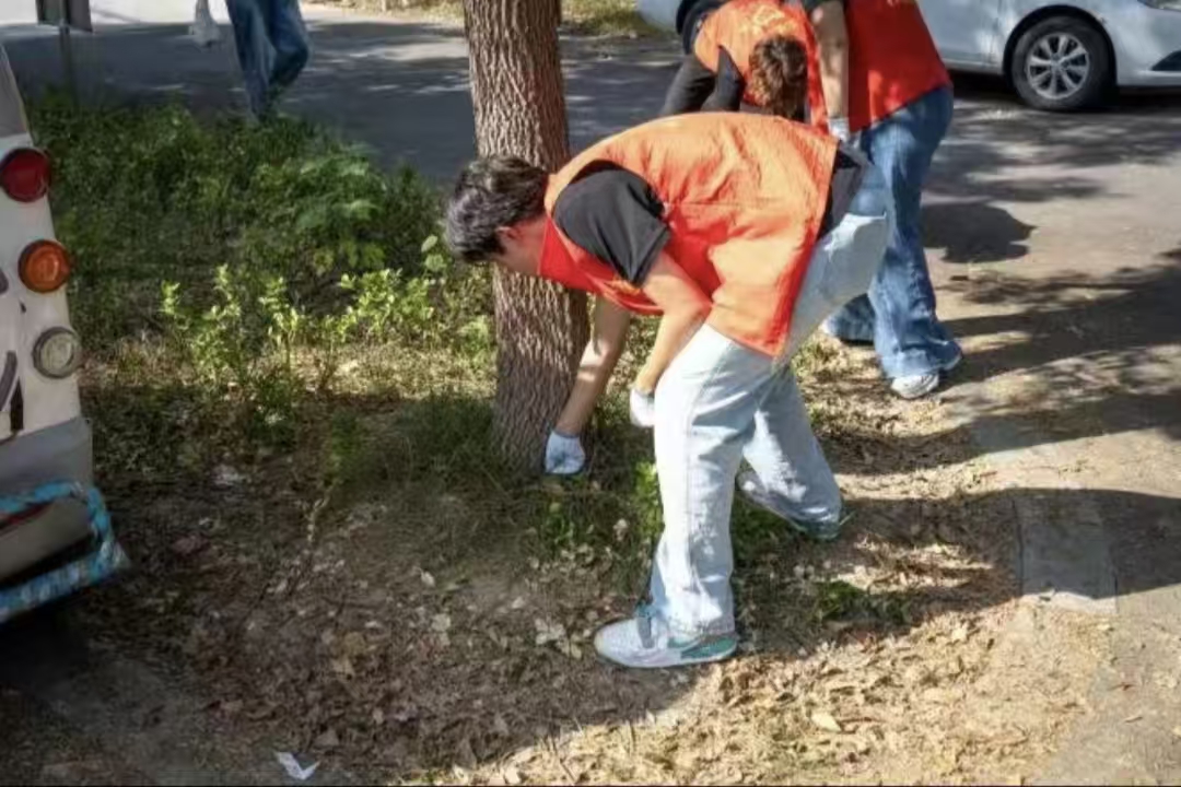 扮靓南湖景——保定理工学院志愿者开展环境维护活动