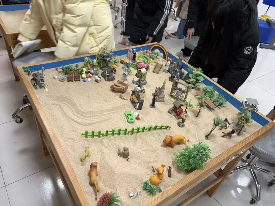 【教育学院·学院快讯】一沙一世界，一卡一乾坤——教育学院心理工作坊成功举办为期末减压赋能