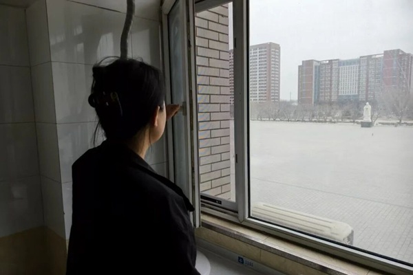 暖心服务|保定理工学院管理学院：辅导员开展宿舍通风及安全排查工作