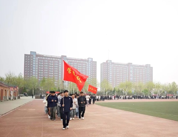 四月燃动青春 晨跑涵养学风|保定理工学院管理学院阳光体育活动启幕