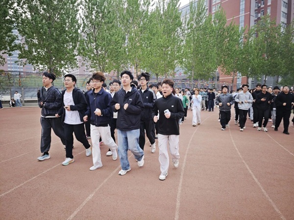 四月燃动青春 晨跑涵养学风|保定理工学院管理学院阳光体育活动启幕