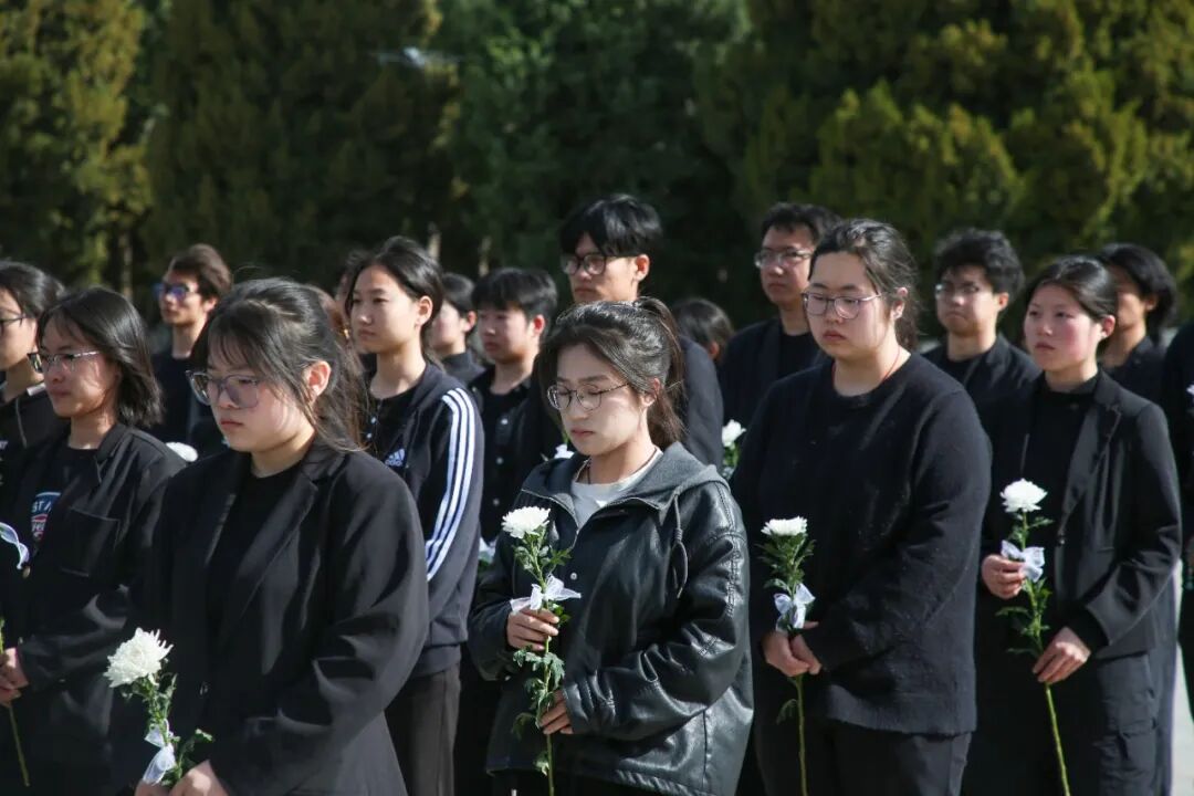 缅怀革命先烈·赓续红色血脉———我校团委开展清明祭扫暨“行走的思政课”爱国主义教育活动