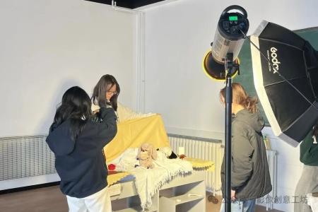 《电视广告制作》课程实践课：静物广告拍摄全流程纪实，学生创意与实践能力双提升