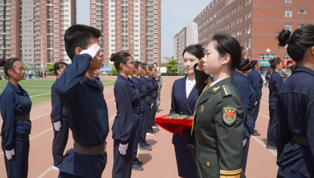 【国旗护卫队】保定理工学院国旗护卫队举行第二十一届接旗暨授臂章仪式