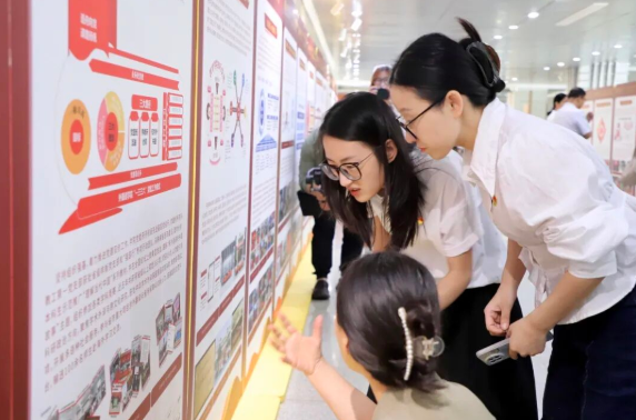 对标“一融双高”   共建育人体系——我校组织参观河北大学“一融双高”党建品牌展览