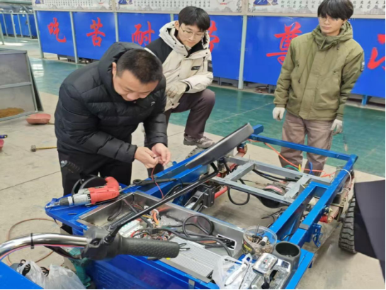 落叶清扫车研发与应用师生工作室简介